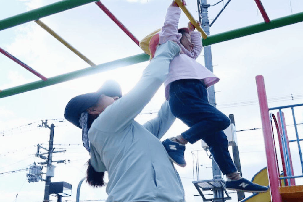 制作遊びをする子ども