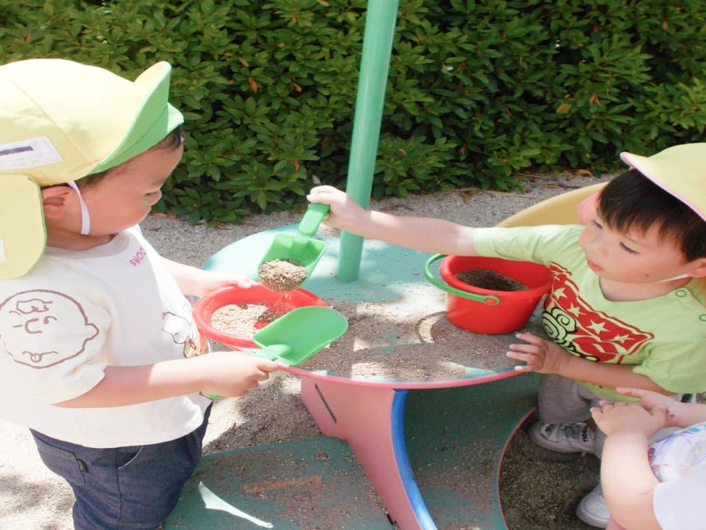 水遊びをする子どもたち