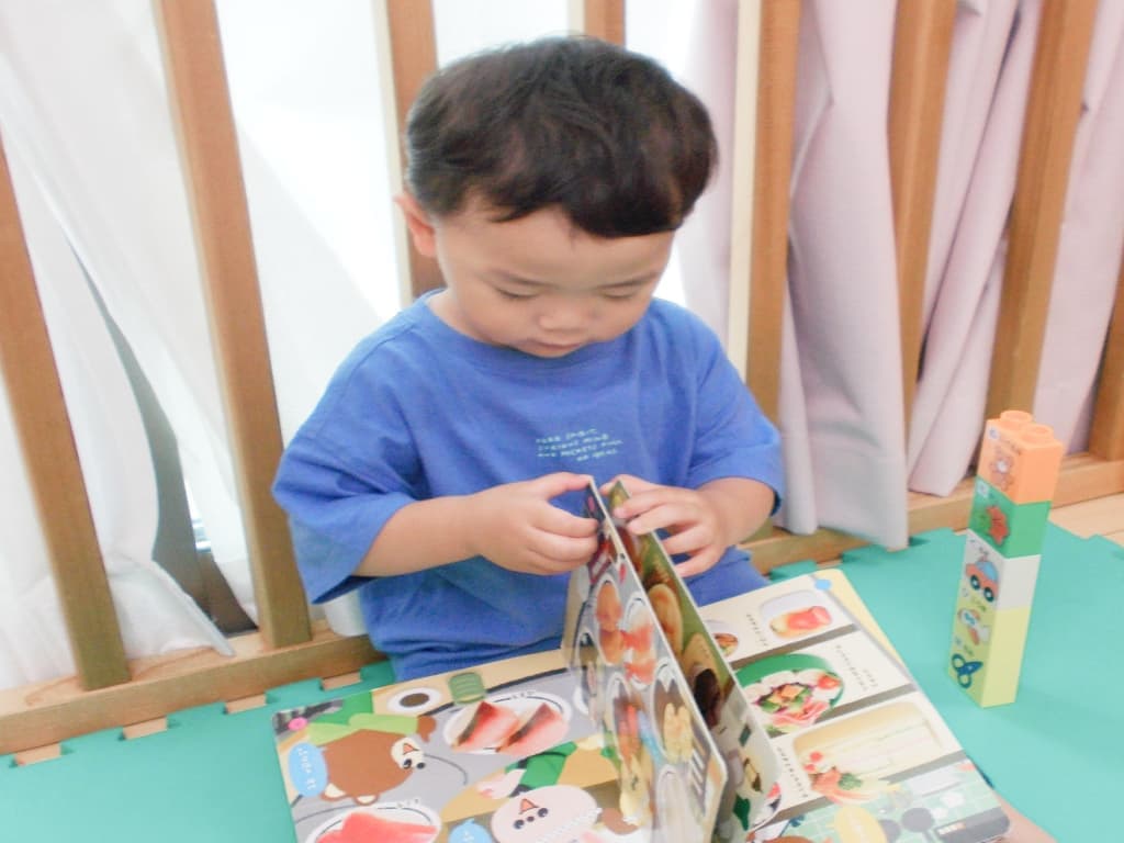 遊具で遊ぶ子ども