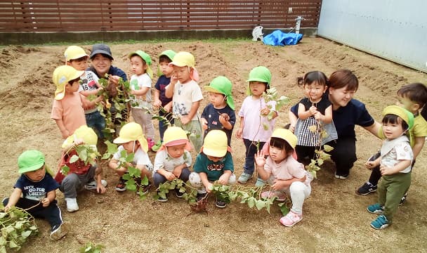 畑に集まる園児たち