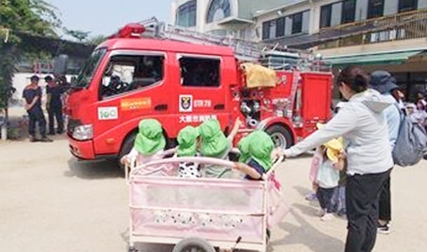 園外活動に参加する園児たち