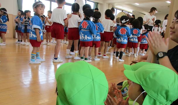 異年齢で遊ぶ園児たち