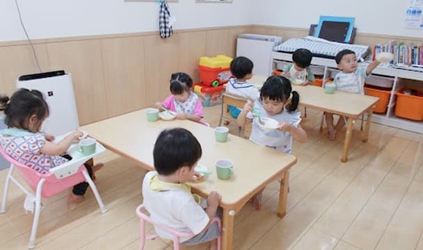 給食を食べる園児たち